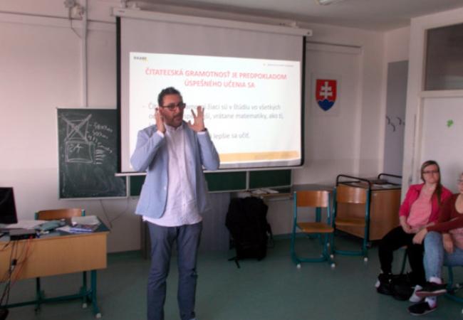 Tibor Hujdič, alias Pán Mrkvička, na prednáškovom  seminári na Katedre slovenského jazyka a literatúry