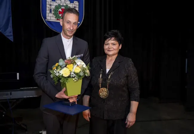 Prevzatie ocenení v podobe Čestného občianstva mesta Leopoldov a Uznania za zásluhy o rozvoj a reprezentáciu mesta od primátorky Leopoldova Mgr. Terézie Kavuliakovej, MBA.