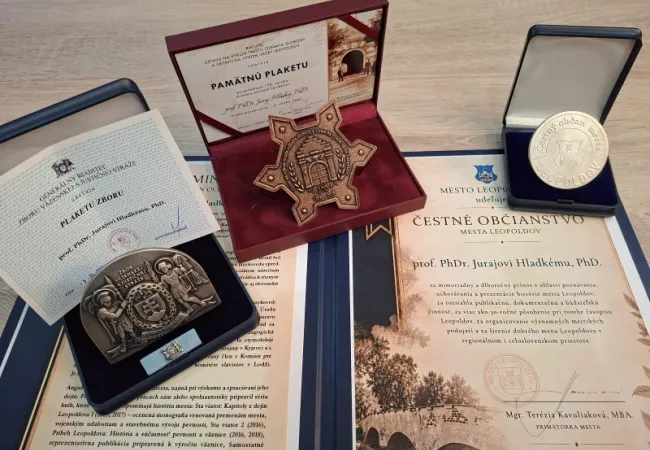 Ocenenia: Plaketa zboru, Pamätná plaketa a Čestné občianstvo mesta Leopoldov.