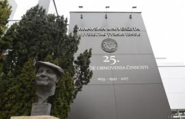 Budova Trnavskej univerzity a busta profesora Antona Hajduka v Trnave. Foto: TASR Lukáš Grinaj