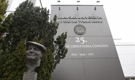 Budova Trnavskej univerzity a busta profesora Antona Hajduka v Trnave. Foto: TASR Lukáš Grinaj